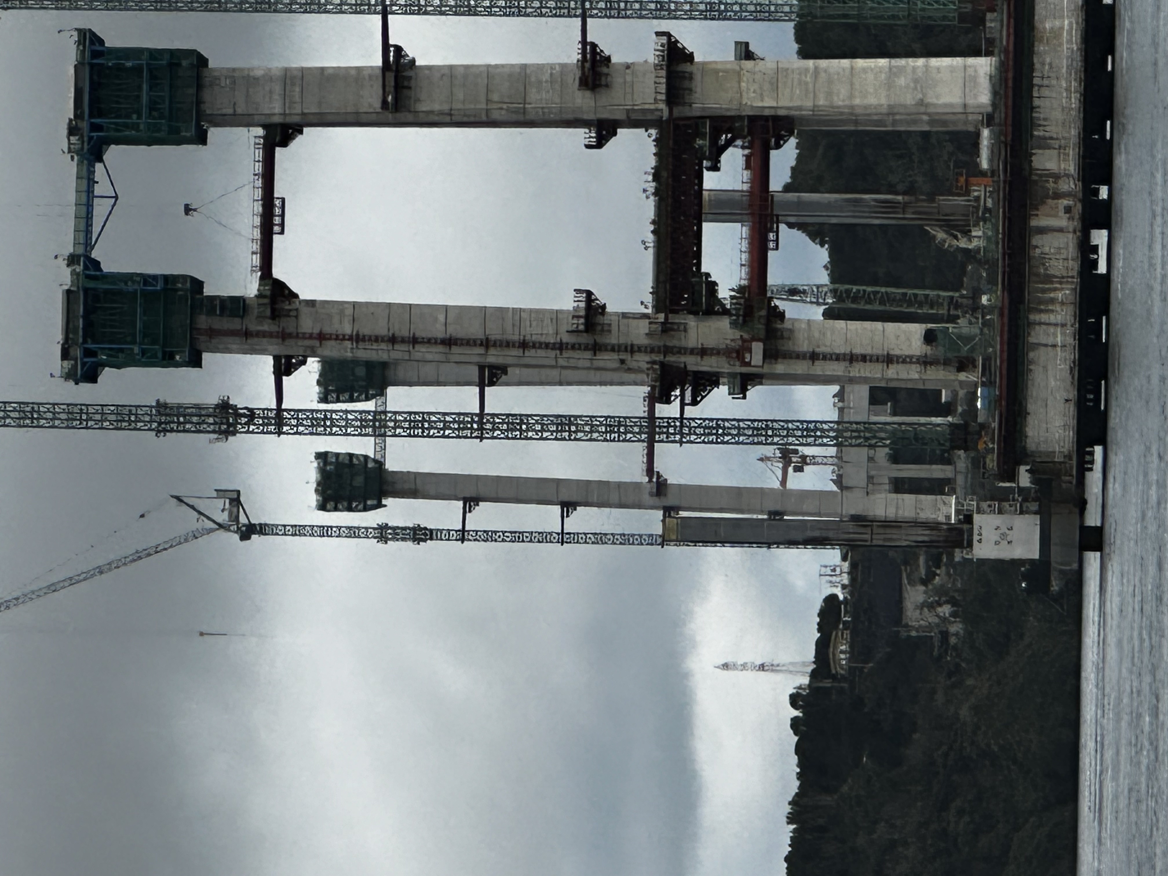 Pilas y gruas del Puente Chacao vistas desde el canal durante la construccion
